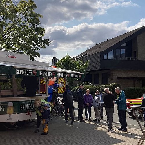 Photo shared by Freiwillige Feuerwehr Dortmund Syburg on September 17, 2024 tagging @jugendfeuerwehr_syburg. May be an image of shuttle bus and bus.