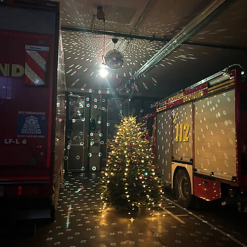 Photo by Jugendfeuerwehr Dortmund Nette in Freiwillige Feuerwehr Dortmund - Löschzug 20 Nette with @feuerwehr_dortmund_nette. May be an image of ambulance, lighting, christmas tree, bus, tinsel and text.