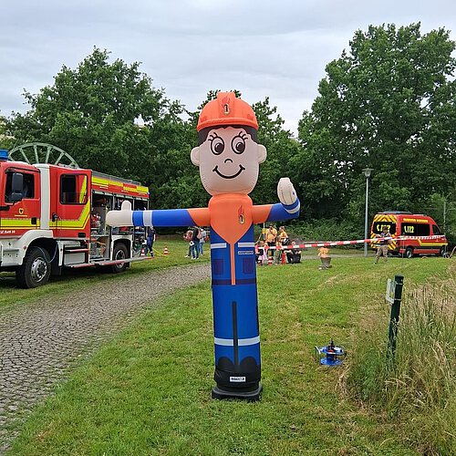 Photo by Jugendfeuerwehr Eving/Brechten on June 15, 2025. Peut être une image de 2 personnes, serviteurs, épouvantail et texte.