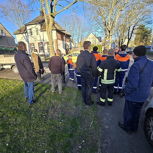 Photo by Jugendfeuerwehr Eving/Brechten on March 19, 2025. Pode ser uma imagem de 7 pessoas, grama e texto.